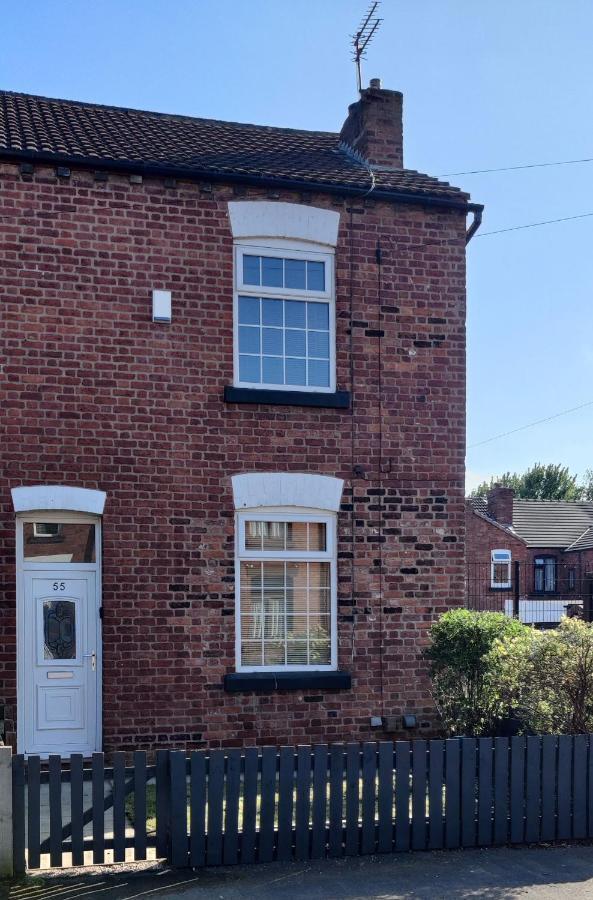 Villa Victorian Semi Detached House Behind The High Street Newton-le-Willows Exterior foto